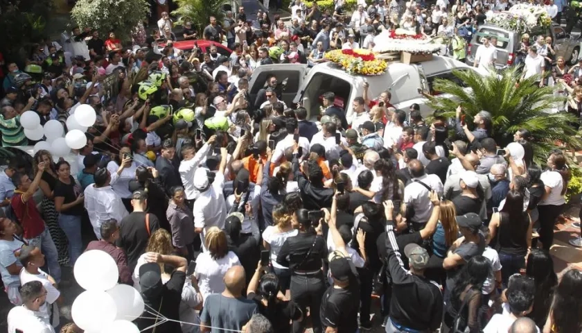 La multitud de fanáticos de Darío Gómez rodea el cortejo fúnebre.