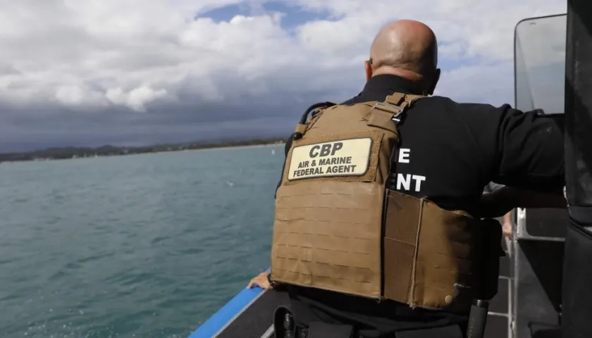 Un oficial de la Oficina de Aduanas y Protección Fronteriza (CBP) de Puerto Rico, monta guardia en aguas de ese pais.