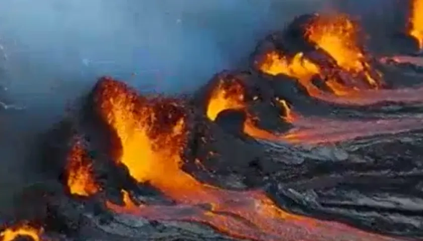 Momento de la erupción del volcán.