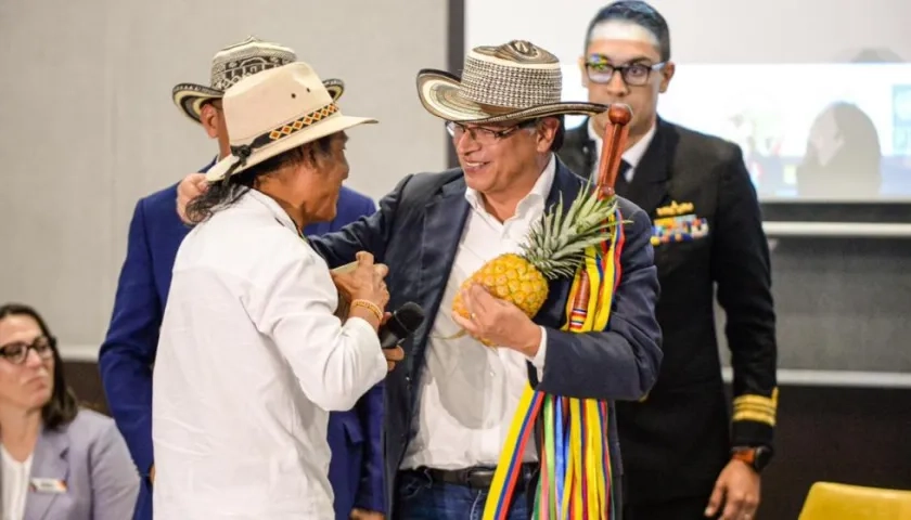 El Presidente Gustavo Petro recibió de los indígenas el bastón de mando.