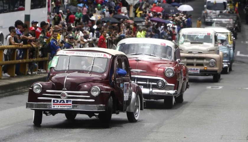 Desfile de autos antiguos por las calles de Medellín.