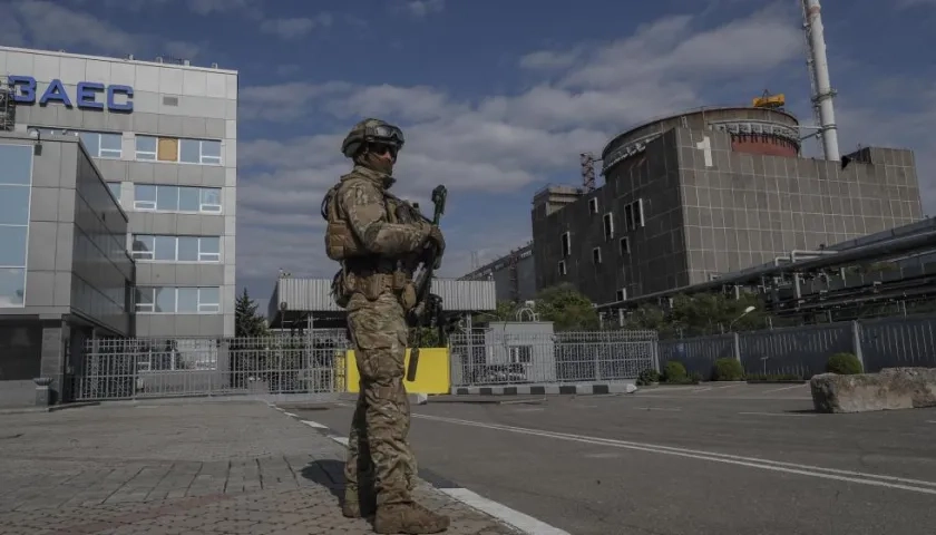 Soldado custodia la central nuclear de Zaporiyia.