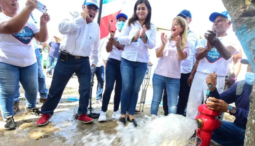 La Gobernadora Elsa Noguera en la reciente inaguración del servicio de agua en Ciudad Paraíso (Soledad).