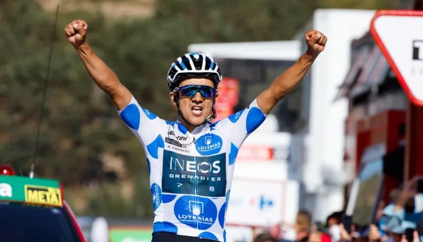 Richard Carapaz celebra su tercera victoria en la Vuelta. 