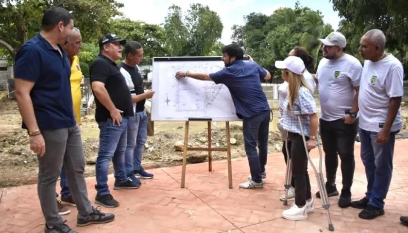 El Alcalde Jaime Pumarejo y la Gobernadora Elsa Noguera revisando los planos del proyecto.