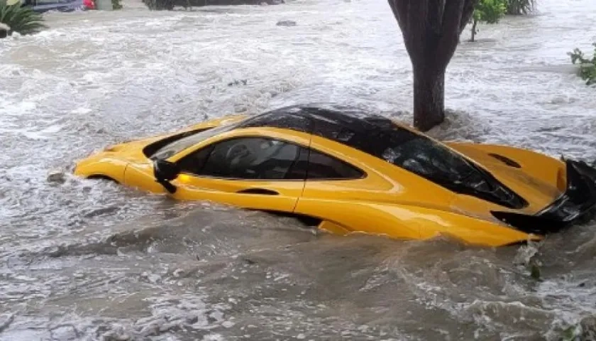 El auto de un millón de dólares flotando en Naples.