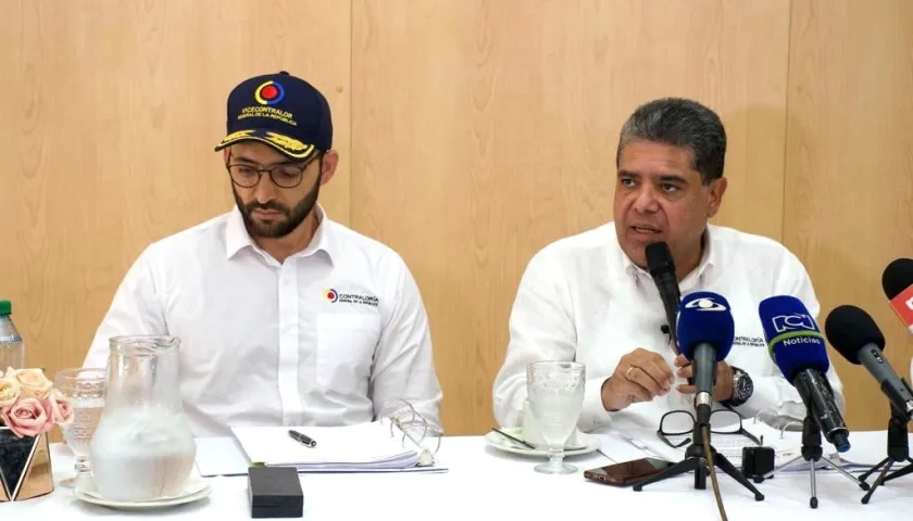 El Contralor Carlos Hernán Rodríguez presentando el informe.