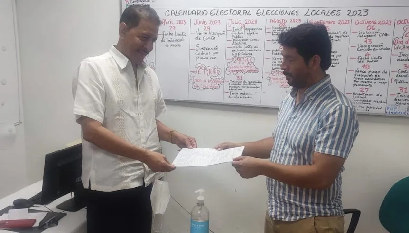 Enrique Chapman recibiendo la autorización de manos de Rosemberg Muñoz Prada, de la Registraduría de Soledad.