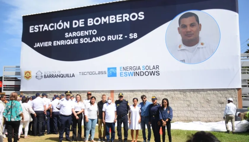 El Alcalde Pumarejo entregó la valla de la ‘Estación Sargento Javier Solano Ruiz’.