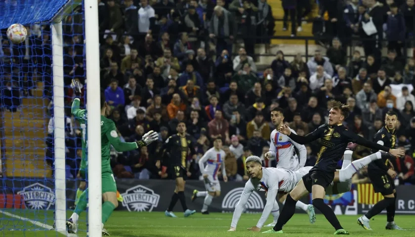 Sergio Araújo, con golpe de cabeza, marcó el primer gol del Barcelona.