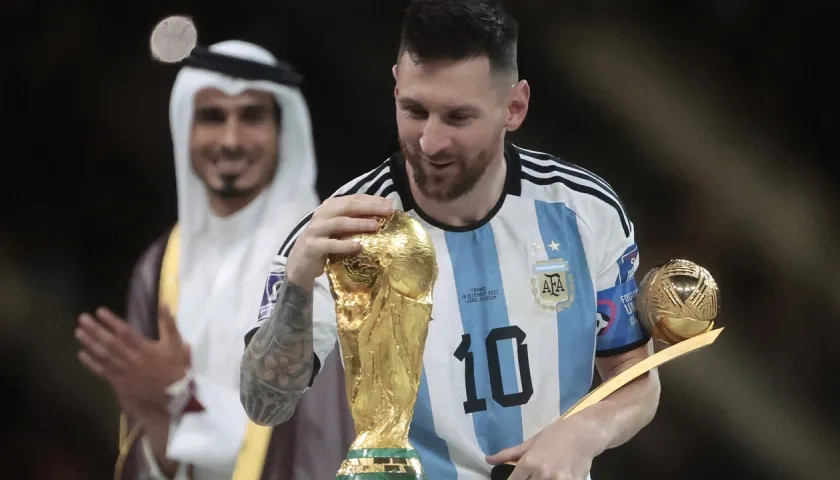 Lionel Messi por fin consiguió su anhelado trofeo en Catar.