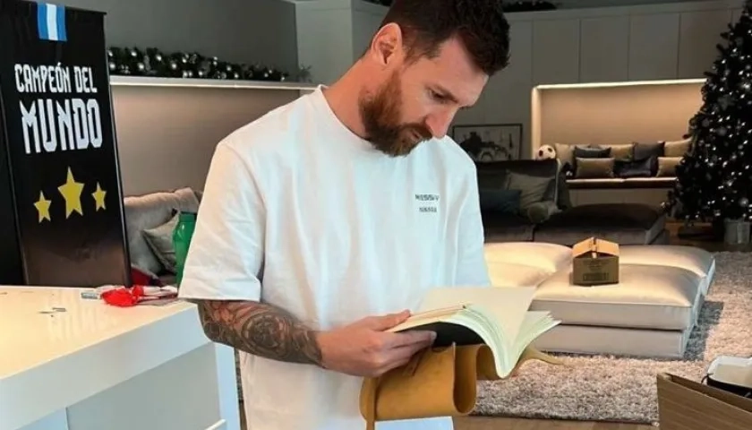 La familia de Messi compartió fotos del futbolista con el libro.