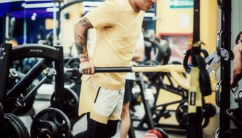 Juan Fernando Quintero entrenando en un gimnasio en Medellín.