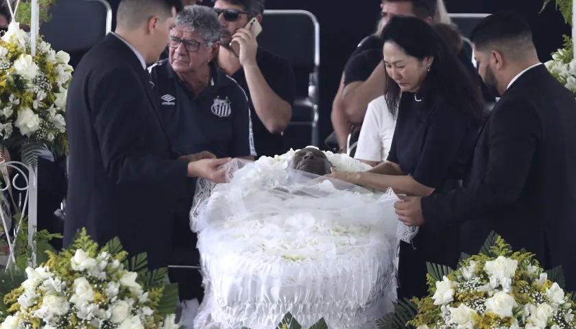 Márcia Aoki durante el funeral de su esposo Pelé.