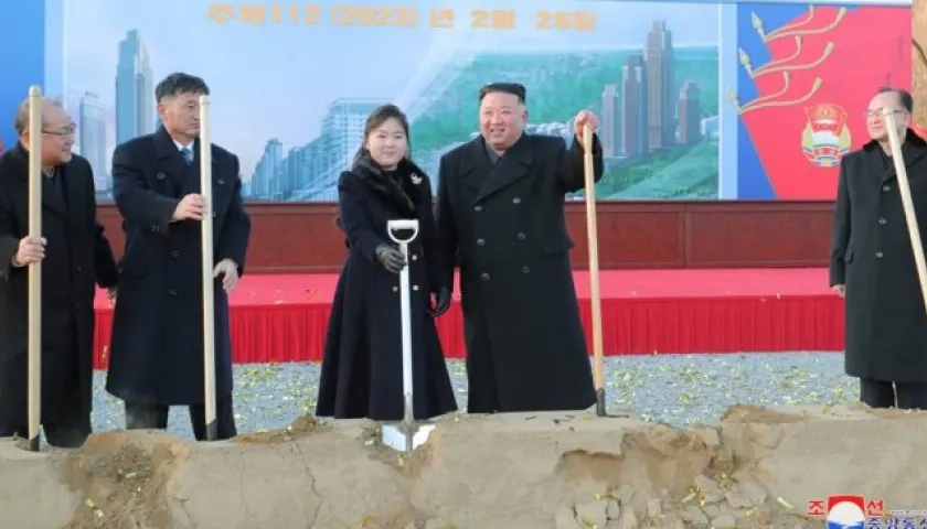 El líder norcoreano, Kim Jong-un, junto a su hija.