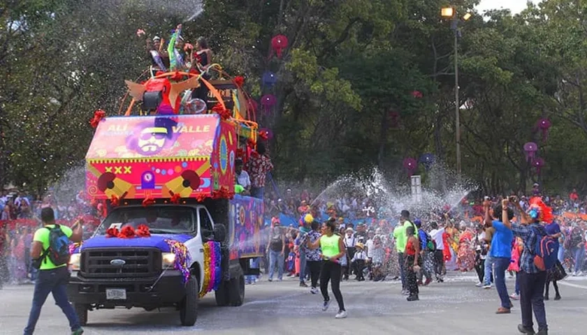 Las carrozas que desfilaron este sábado en Caracas.