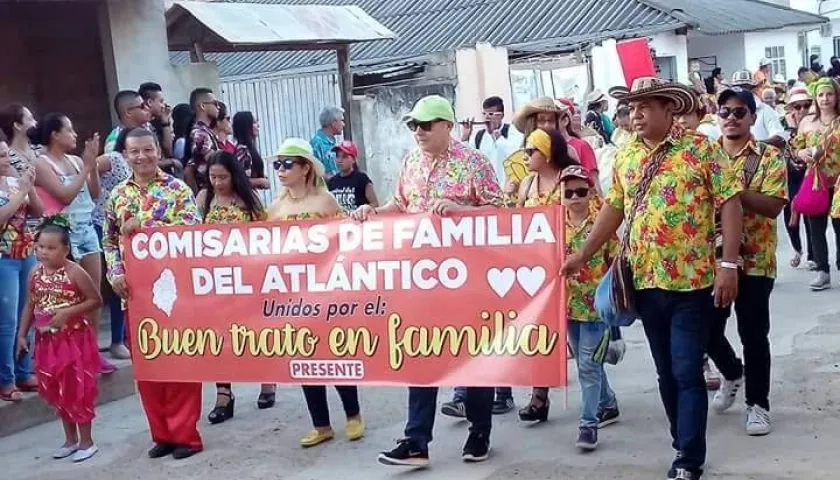 Los comisarios de familia en un desfile de Carnaval promoviendo el buen trato.