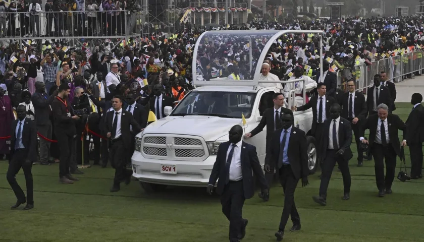 El Papa Francisco en vitoreado por una multitud cuando a presidir una misa en el mausoleo de John Garang en Juba, Sudán del Sur.