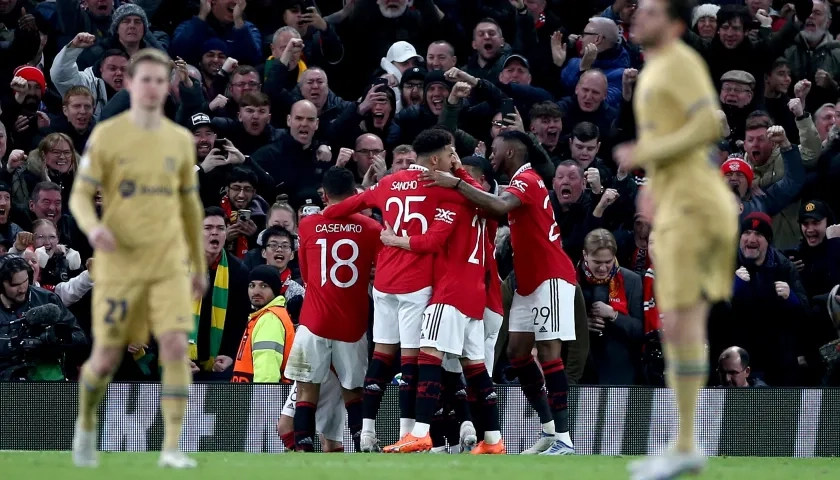 Los jugadores del Manchester United celebran el segundo gol marcado por el brasileño Antony.