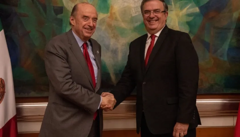 El canciller de Colombia, Álvaro Leyva, y su homólogo mexicano, Marcelo Ebrard.