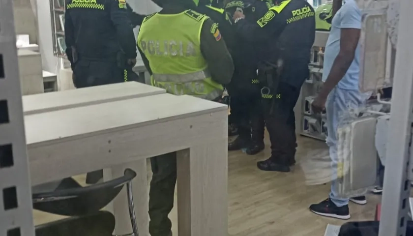 La Policía en el lugar de los hechos.