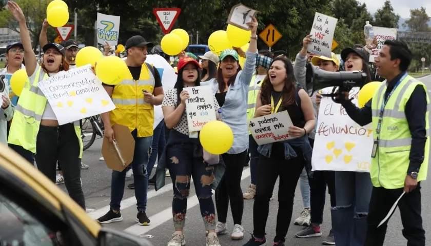 Con carteles y arengas, trabajadores de la aerolínea Viva Air protestan para exigir que se conserven sus empleos.