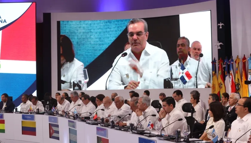 El presidente de la República Dominicana, Luis Abinader habla durante la XXVIII Cumbre Iberoamericana