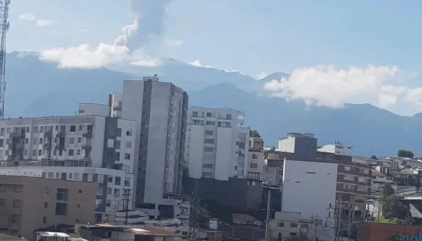 Emisión de cenizas del volcán Nevado del Ruiz.