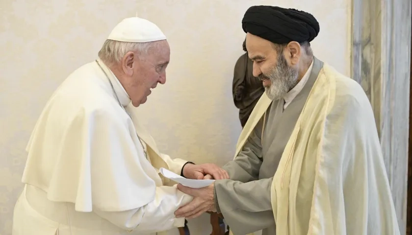 Francisco saluda al presidente de Religiones y Denominaciones de la Universidad Seyed, Abu al Hassan Navab, a quien recibió en su despacho.