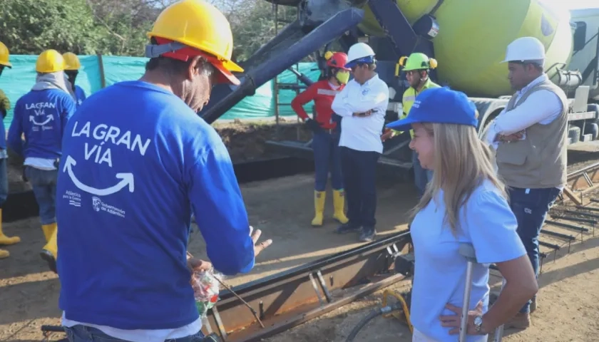 La Gobernadora Elsa Noguera visitó las obras de pavimentación de la Gran Vía.