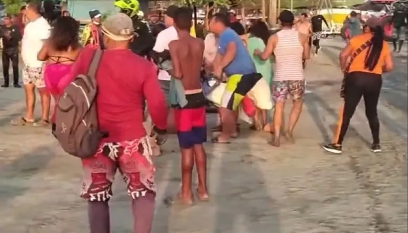 Pelea entre lancheros y turistas en El Rodadero.