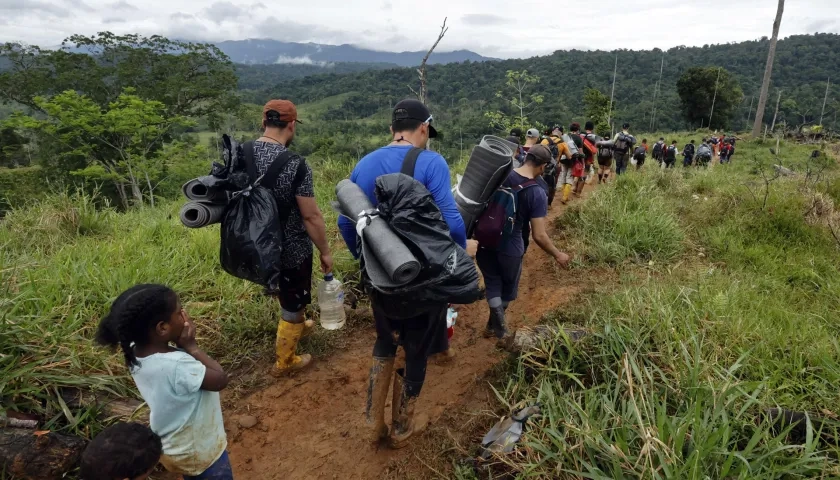 Migrantes atravesando la selva del Darién.