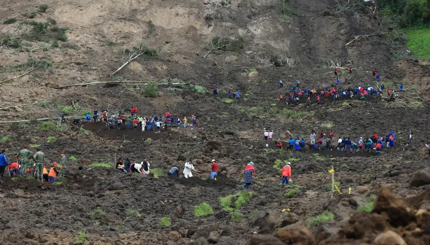 Rescatistas buscan sobrevivientes del alud registrado en Alausí, una población de los Andes de Ecuador.