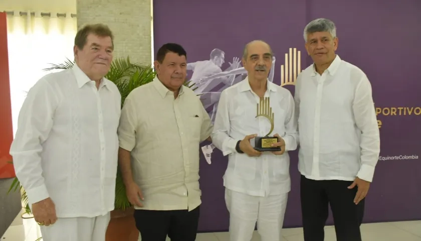Helmut Bellingrodt, Guillermo Cepeda, Efraín Peñate y Estewil Quesada durante la entrega de los premios.