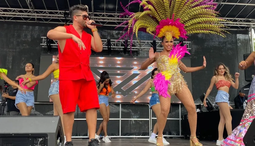 Natalia de Castro bailó al ritmo de El sabor de Will Fiorillo en la tarima de la Gran Parada del Carnaval de Miami