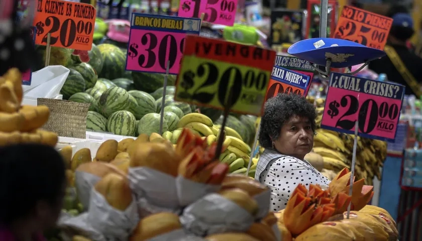 Comerciantes ofrecen productos en el Mercado de Jamaica, Ciudad de México