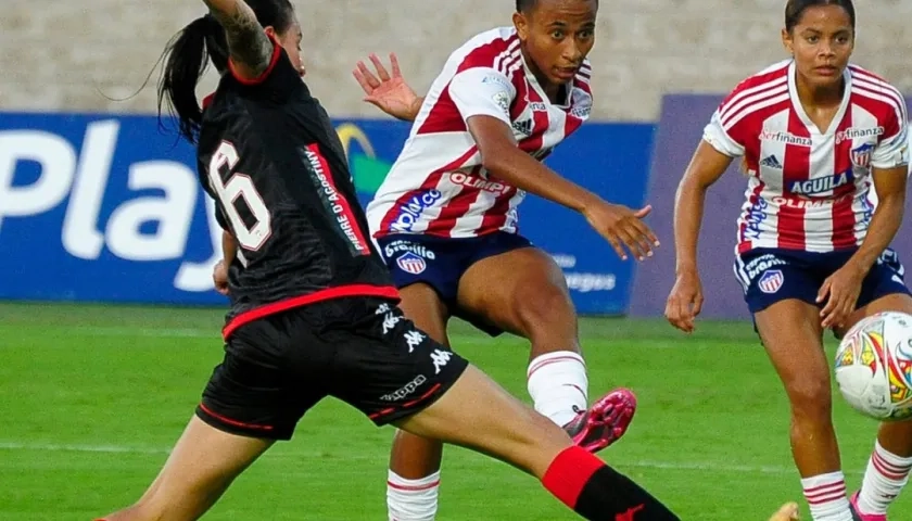 Karina Valencia marcó el gol del empate para las Tiburonas. 