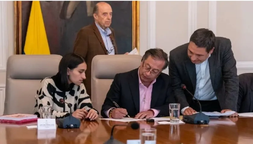El Presidente Petro en una foto de archivo con Mauricio Lizcano, nuevo Ministro de las TIC, el canciller Álvaro Leyva, y la jefe de despacho, Laura Sarabia, que siguen en los cargos.