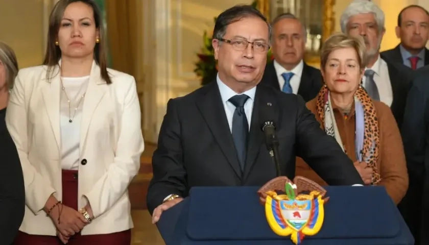 Presidente Petro y a su derecha, la ministra de Salud Carolina Corcho Mejía.