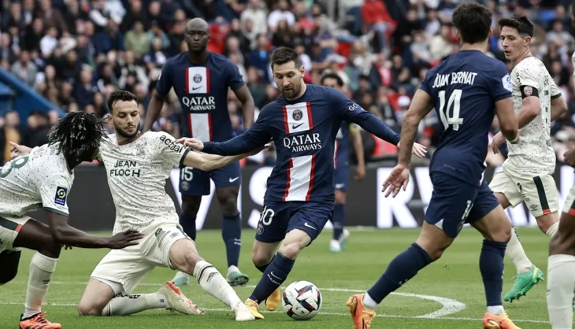 Lionel Messi intenta buscar ángulo de remate hacia la portería del Lorient. 