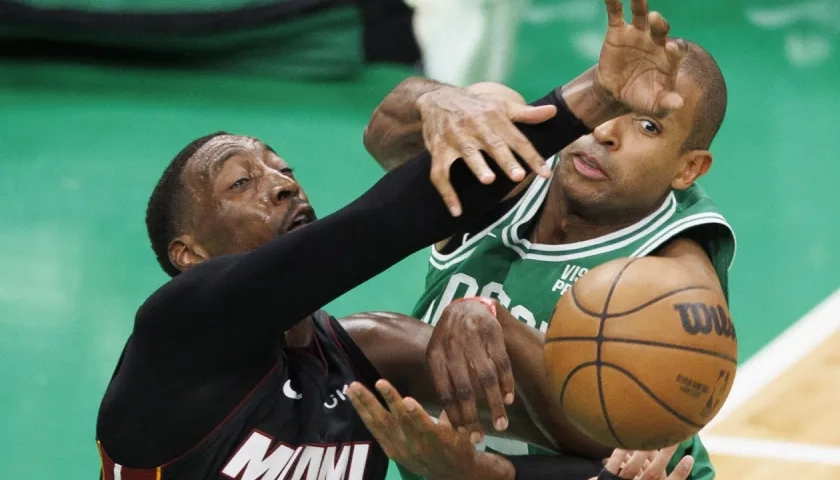 Bam Adebayo, del Miami Heat, disputa el balón con Al Horford, de los Celtics de Boston.