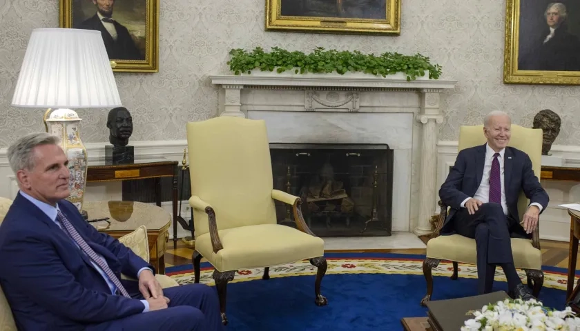 El Presidente Joe Biden en su encuentro con el líder de la mayoría republicana en la Cámara de Representantes, Kevin McCarthy