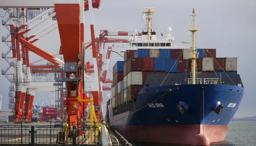 Un buque portacontenedores cargado sale de un puerto en Tokio, Japón. 