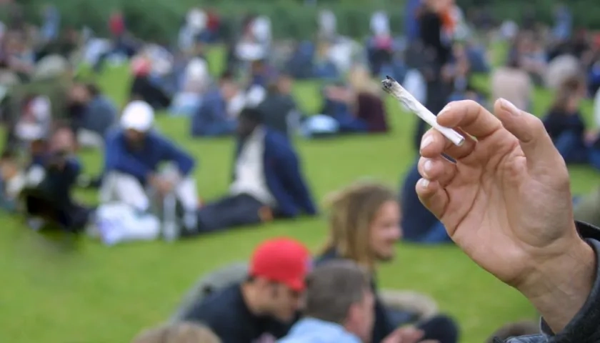 Imagen de referencia, consumo de marihuana en un parque.