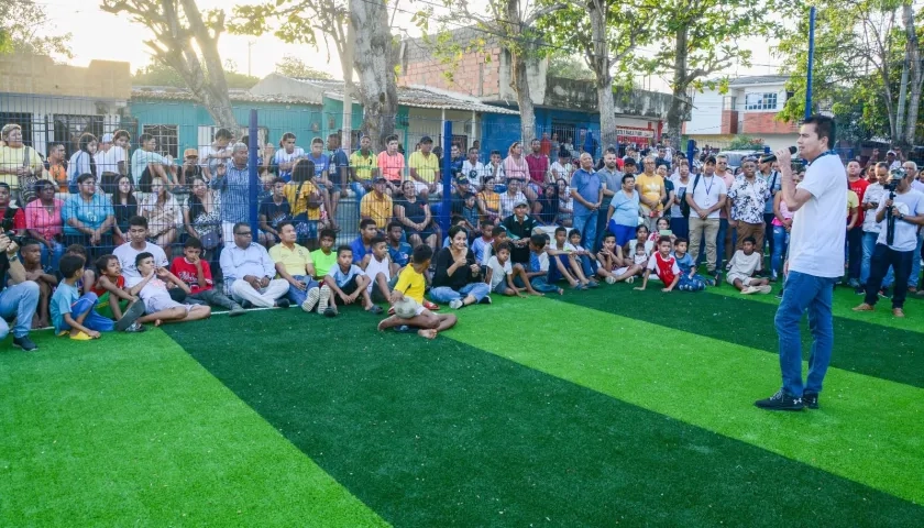 Alcalde de Soledad entregó el parque - cancha en La Central.