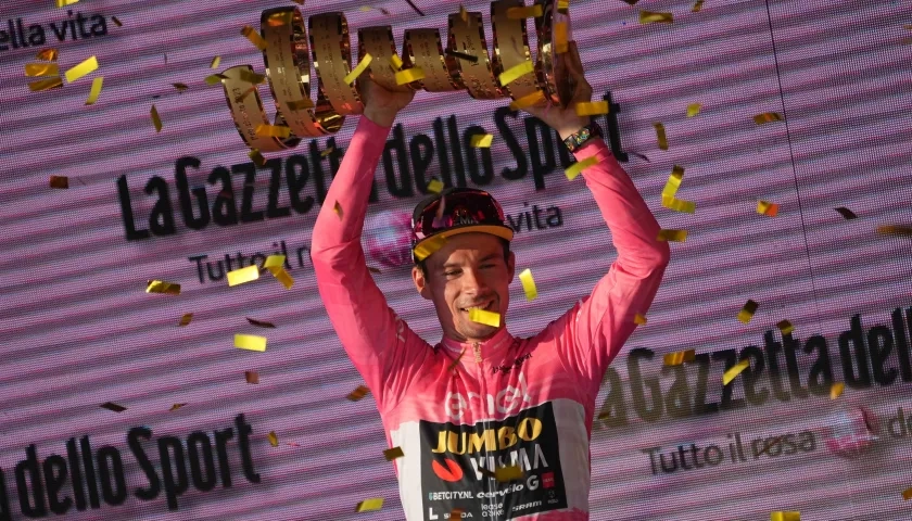 Primoz Roglic levanta el trofeo de campeón del Giro.