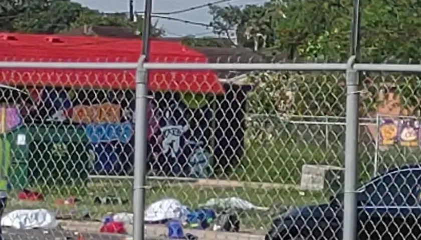 Un hombre atropelló a un grupo de personas en una parada de autobús.