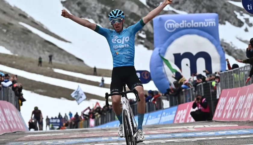 Davide Bais celebra su primera victoria como ciclista profesional. 