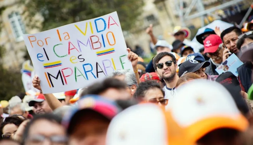 Asistentes a la plaza aledaña a la Casa de Nariño desde donde habló el Presidente Petro