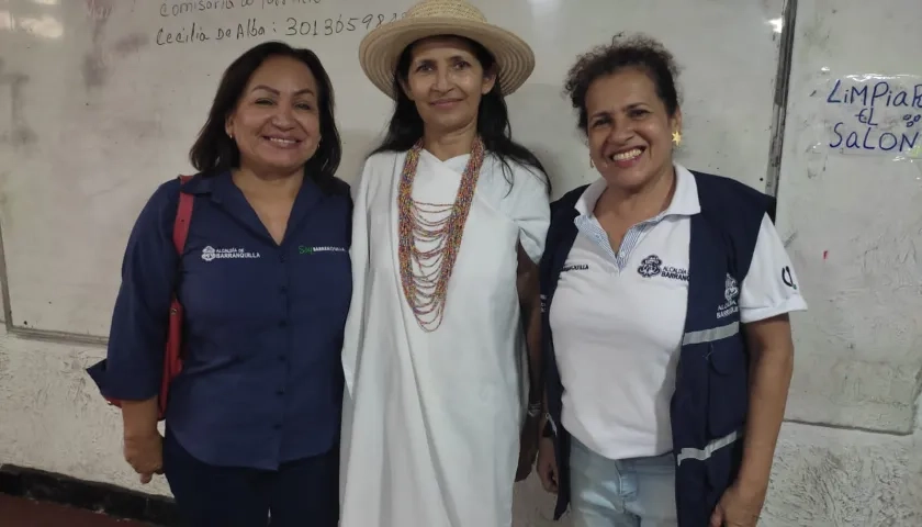 Cecilia De Alba Narváez y Mercedes Gutiérrez con una de las asistentes de la charla.